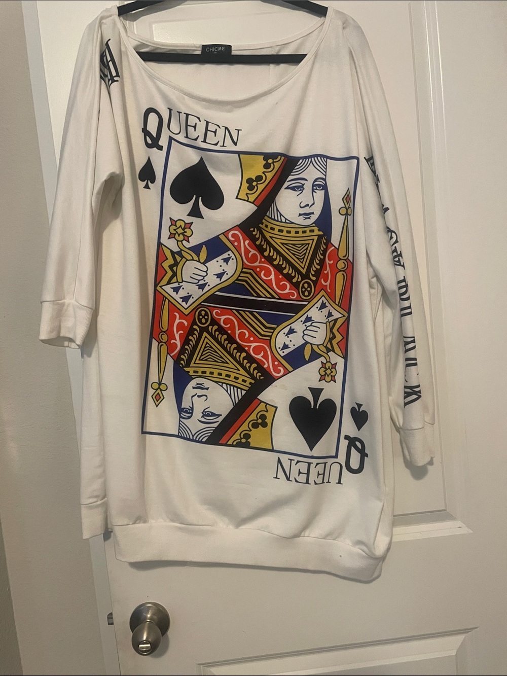 chic White Queen of Spades Graphic Crewneck Sweater